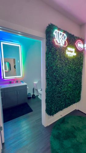 The 513 Flat 1BR 1Bath Apt with Pool and Riverfront View Free Gated Parking Only Steps from The banks & Stadiums — 4-Star Luxury Hotel in Cincinnati, United States