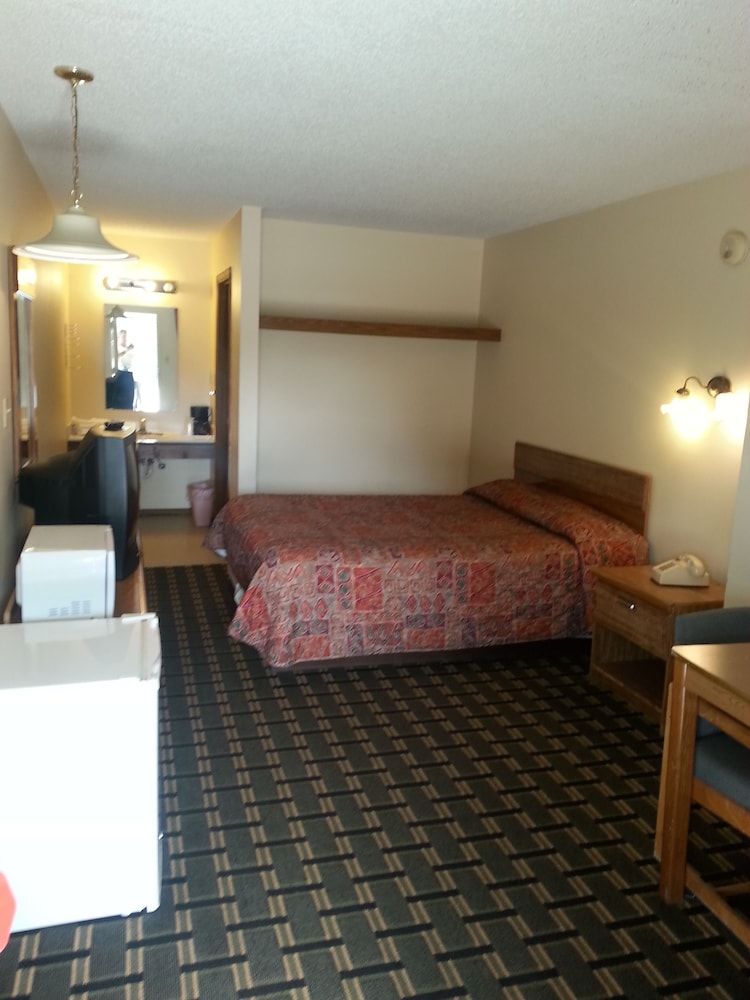 Holiday Pines Motel - photo 14