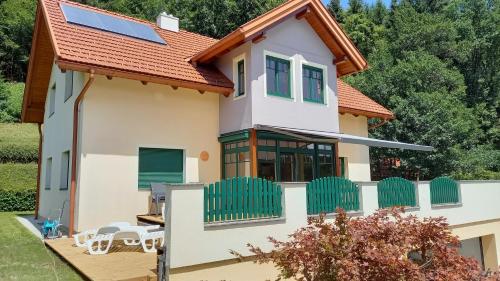 Ferienhaus Manuela — 4-Star Luxury Hotel in Velden Am Woerthersee, Austria