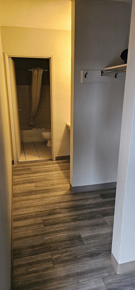 Downtown Inn - photo 11