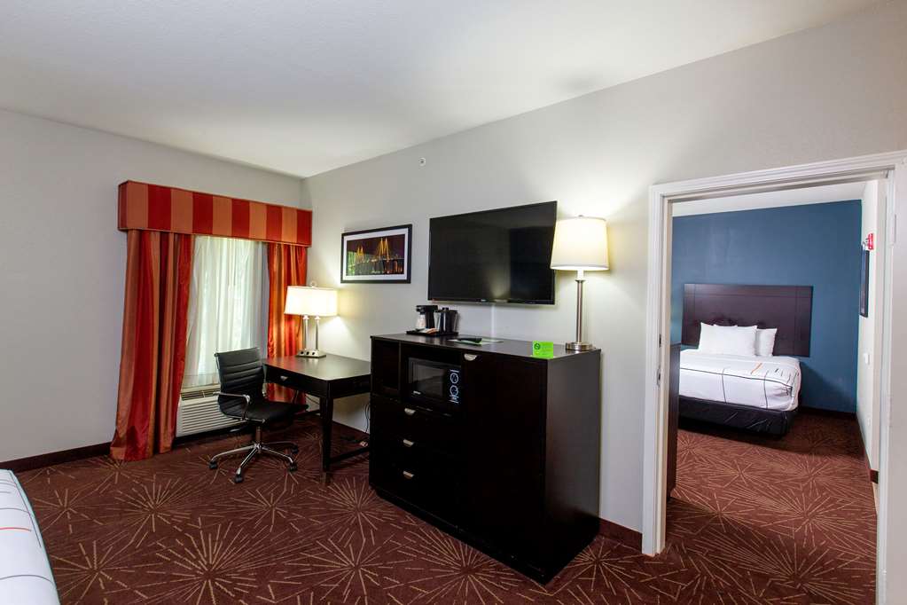 La Quinta Inn & Suites by Wyndham Houston East at Normandy - photo 21