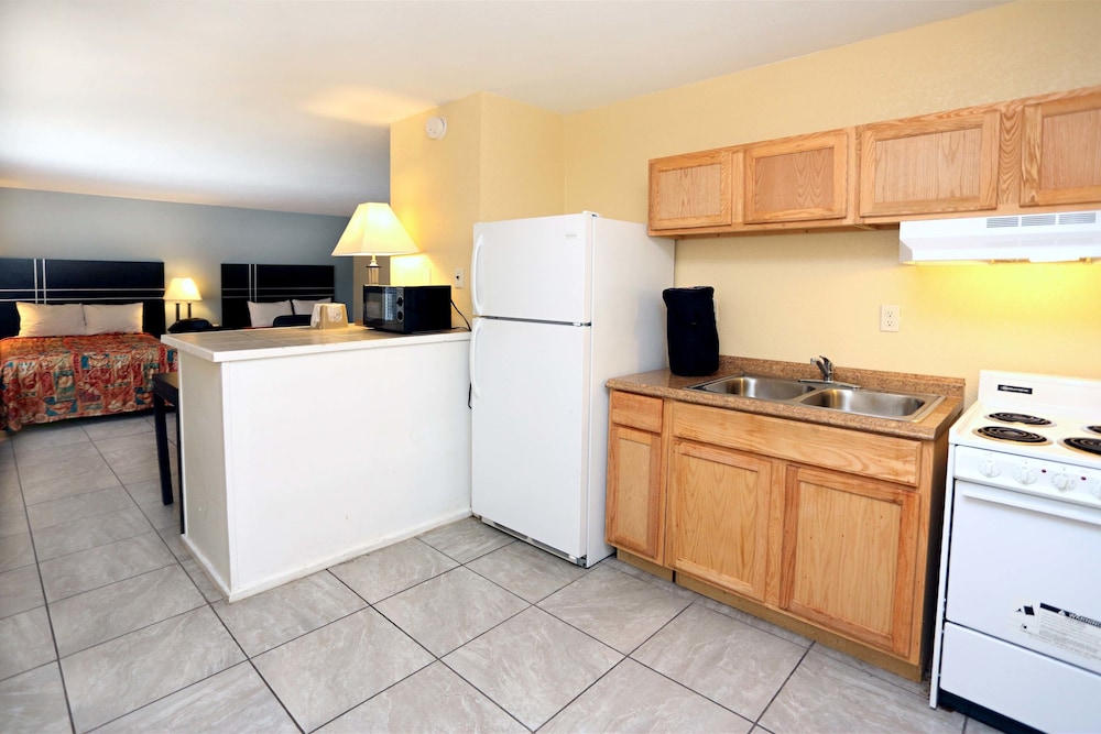 Blue Marlin Inn & Suites - photo 9