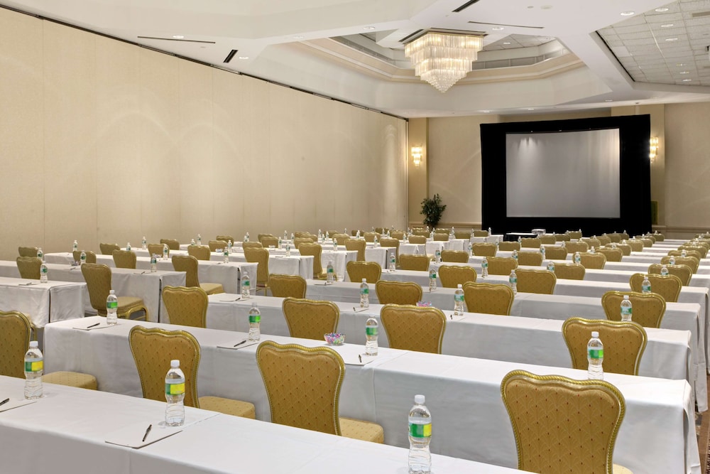 Hilton East Brunswick Hotel & Executive Meeting Center - photo 32