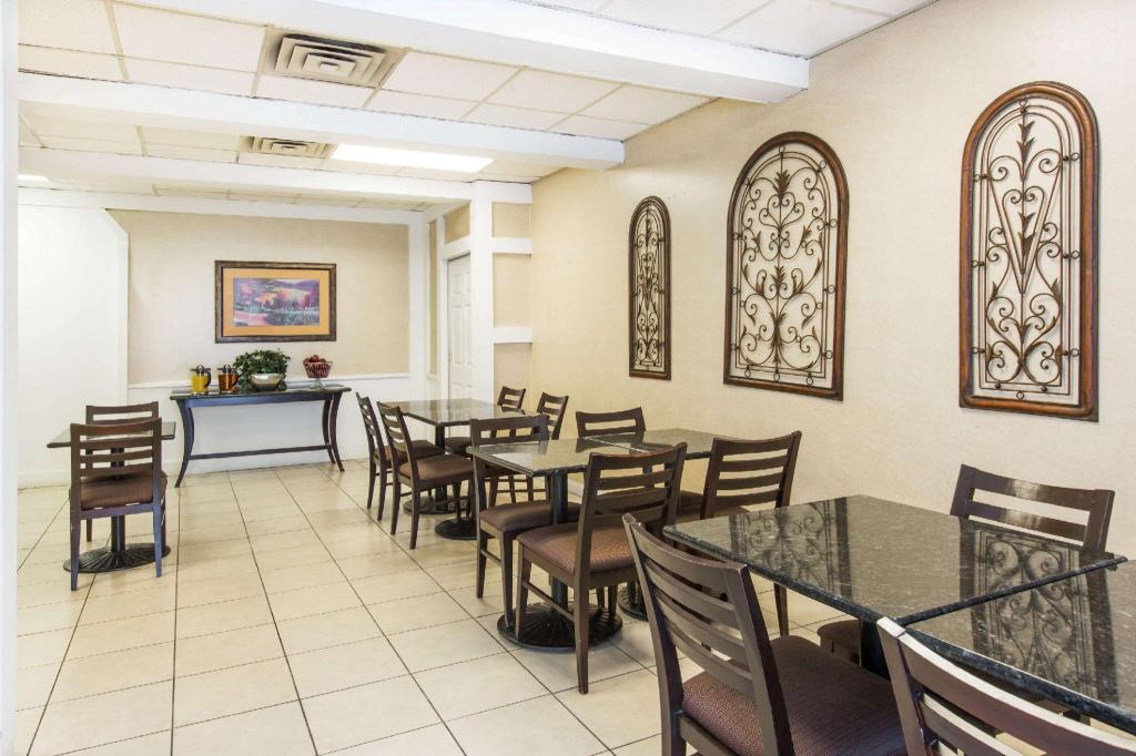 Super 8 by Wyndham Caryville TN - photo 21