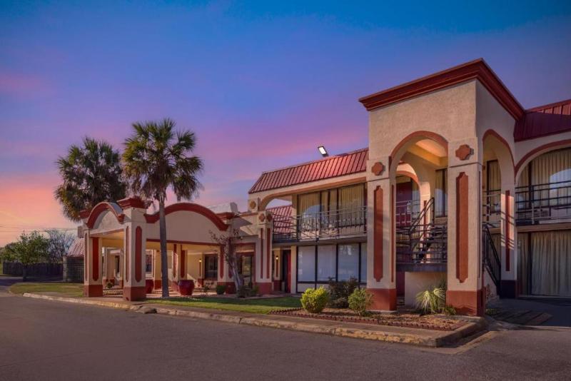 HomeTowne Studios by Red Roof Montgomery Midtown - photo 2