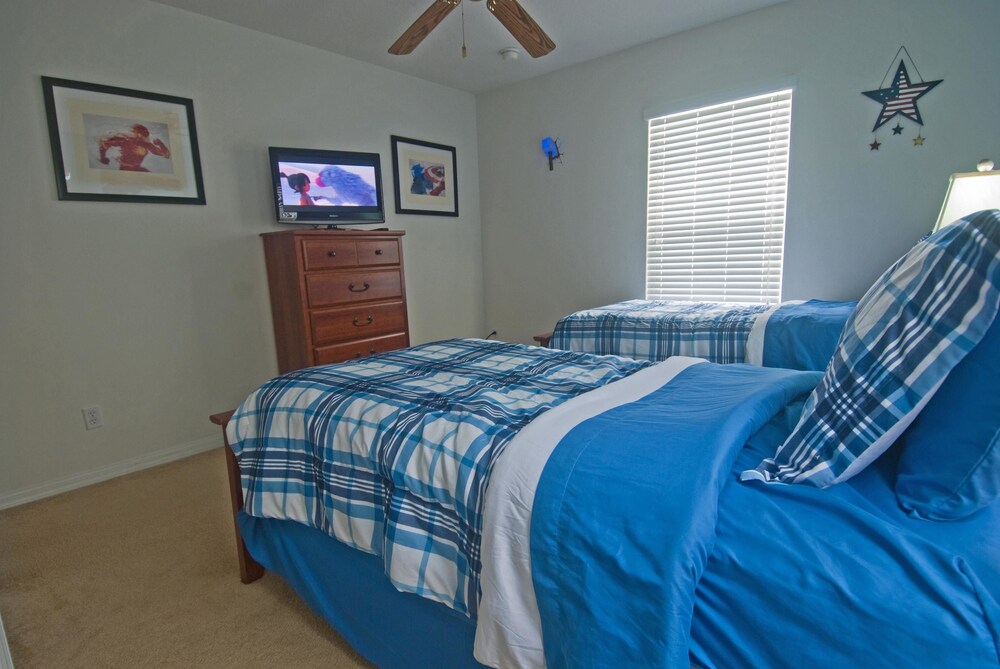 South facing Pool With Spa & Games Room - photo 10