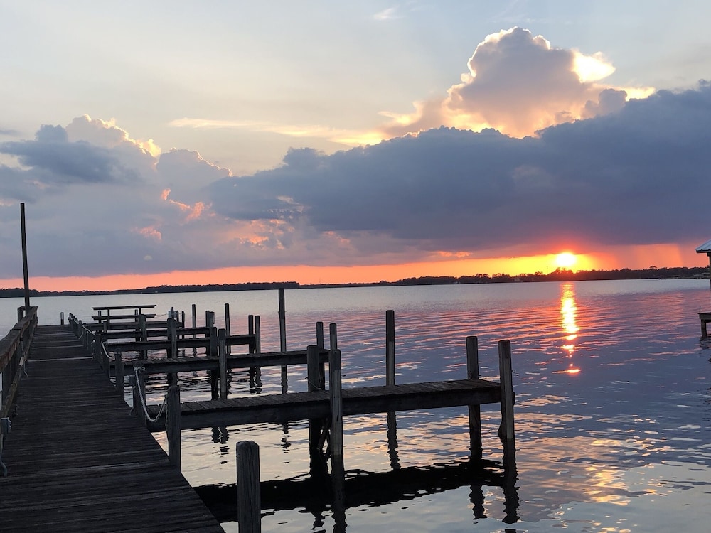 Lakeside Inn and Cafe - carbon neutral hotel in Saint Cloud