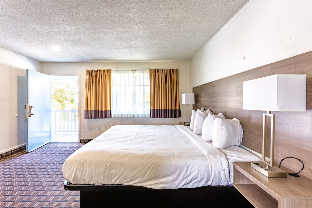 Coastal Breeze Inn - photo 19