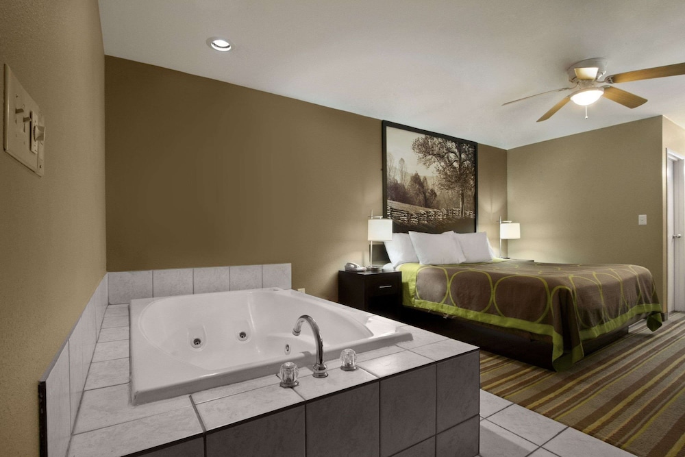 Super 8 by Wyndham Tupelo Airport - photo 7