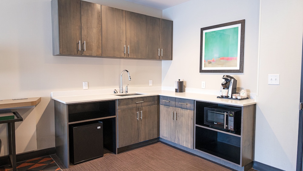 Holiday Inn and Suites Philadelphia W Drexel Hill - photo 42