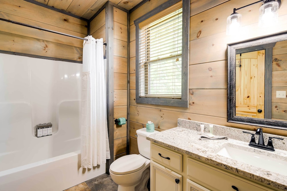 Cobbly Nob Resort Cabin: Hot Tub Pool & Views - photo 16