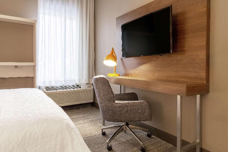 Hampton Inn Rockford - photo 17