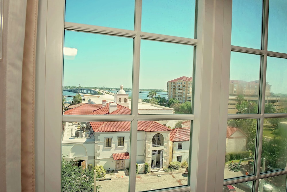 Hampton Inn & Suites Bradenton Downtown Historic District - photo 10