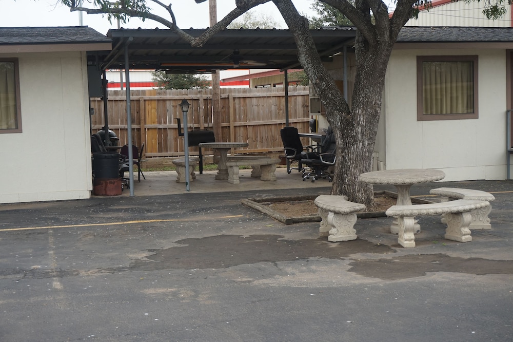 Pearsall Executive Inn - photo 26