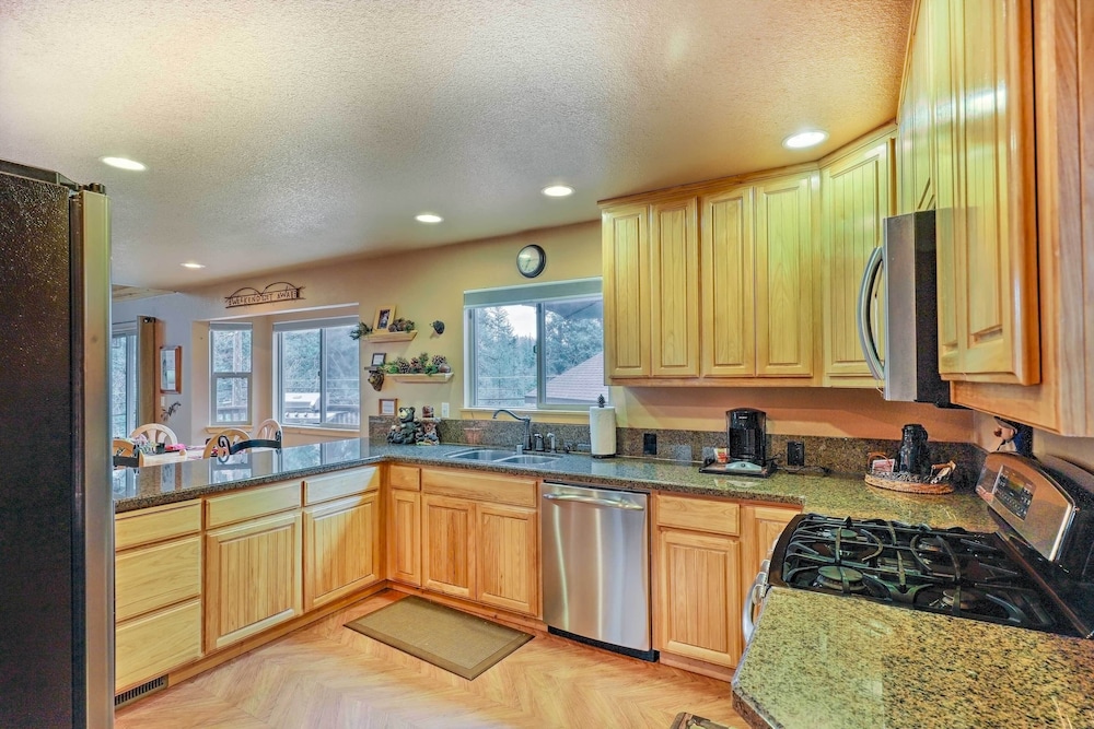 4 Mi To Pine Lake Hathaway Pines Cabin with Deck — 4-Star Luxury Hotel in Arnold, United States