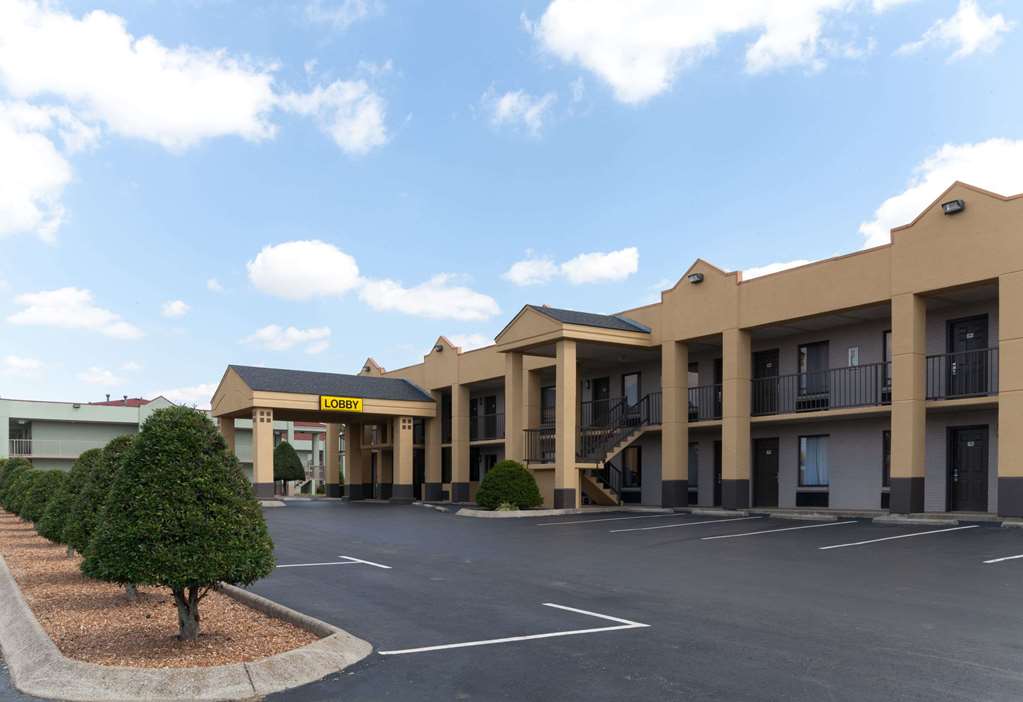 Super 8 by Wyndham Clarksville Northeast in Clarksville, United States