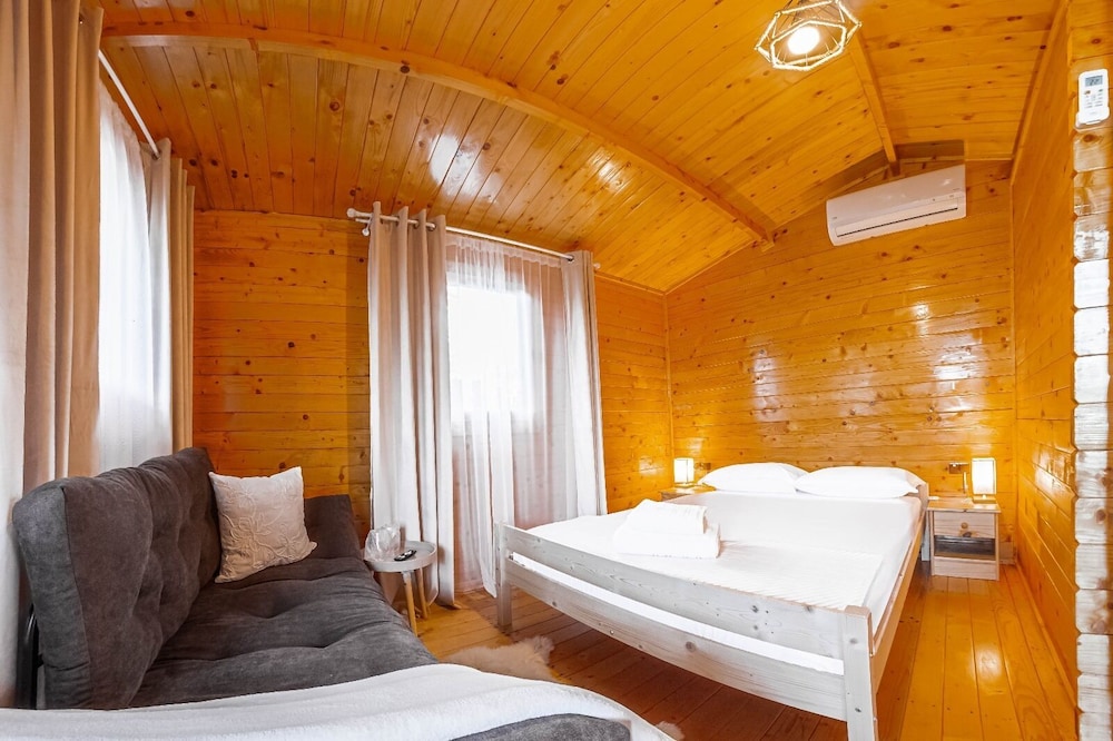 Lark Nest in Novaci, Romania