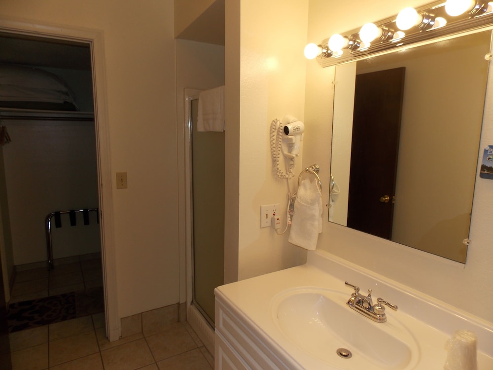 Vintage Lakeside Inn - photo 38