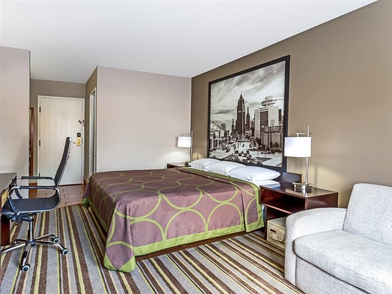 Delavan Inn and Suites - photo 7
