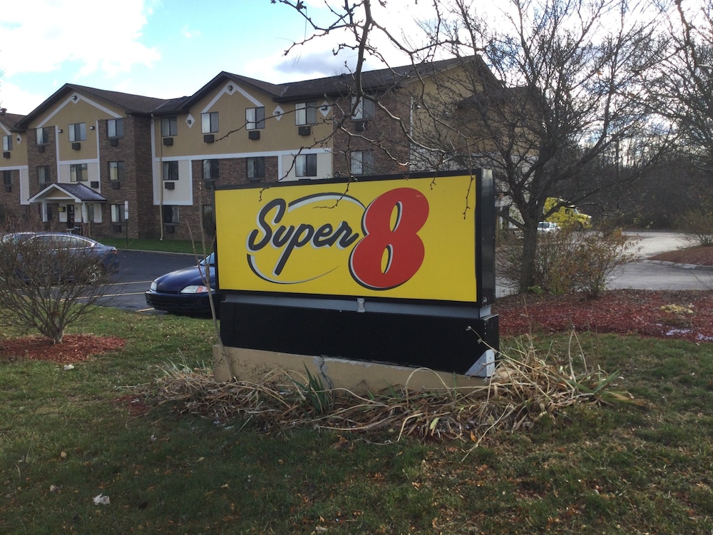 Super 8 by Wyndham Canton Livonia Area - photo 26