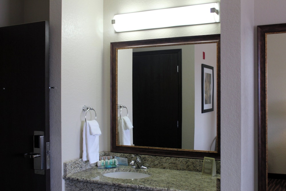 Cobblestone Inn & Suites Denison Oak Ridge - photo 30