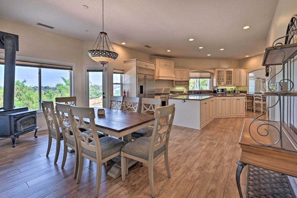 Luxe Vista Getaway with Private Pool and Hot Tub — hotel in Vista