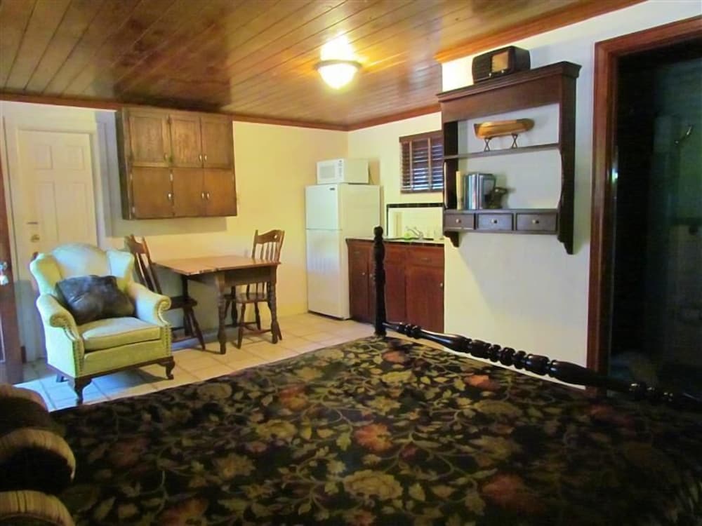 Yearling Restaurant and Cabins - photo 21
