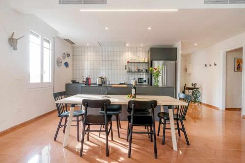 New top floor apt with a lot of light & aircon — 4-Star Luxury Hotel in Girona, Spain