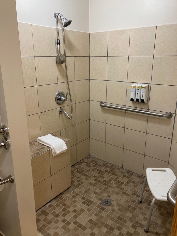 Super 8 by Wyndham Chisago City - photo 23