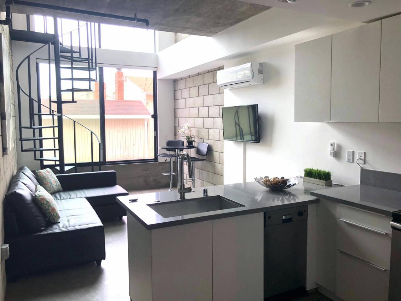 Modern 2 Bdrm W Parking in the Heart of Hillcrest — 4-Star Luxury Hotel in San Diego, United States