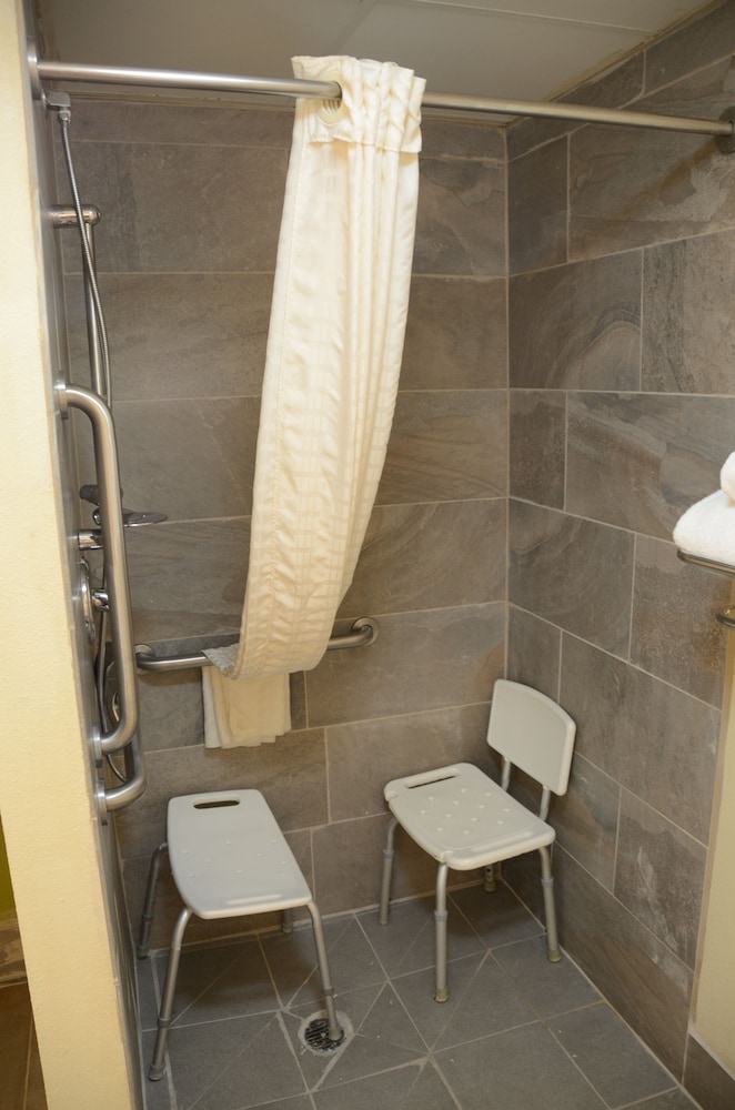 AmericInn by Wyndham West Burlington - photo 42