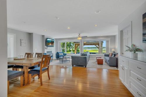 Lake Front Home with Pool and Stunning Views — Annandale — photo 4