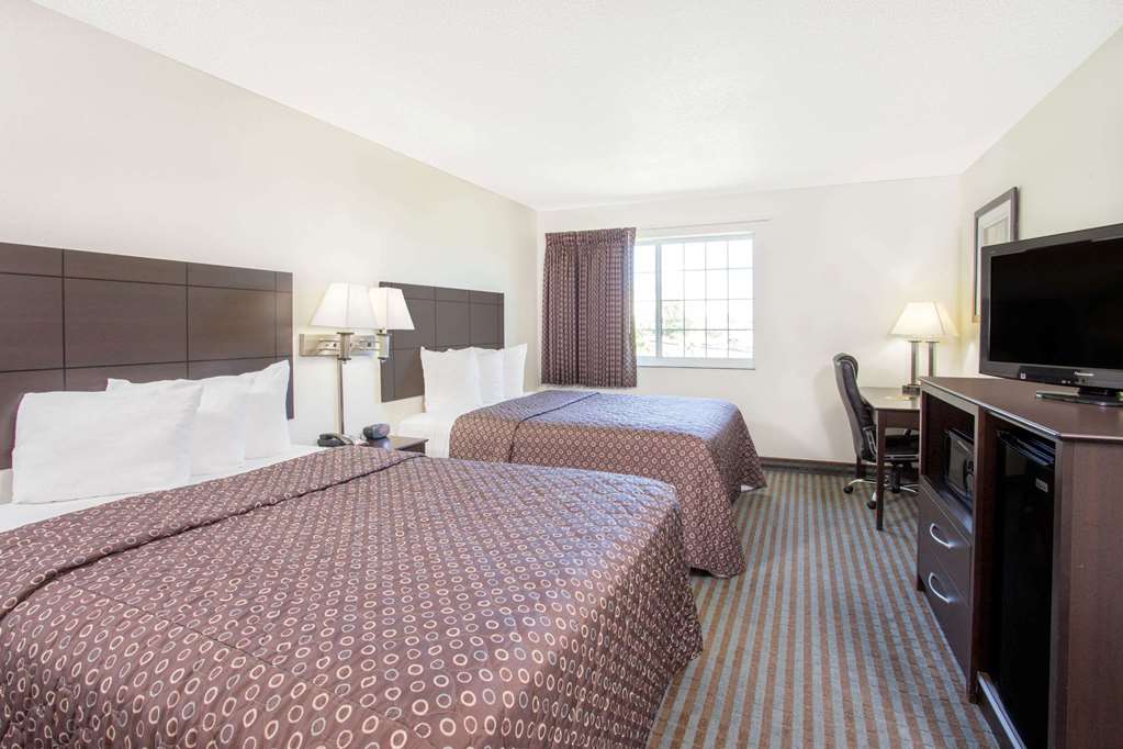 Super 8 by Wyndham Cedar Falls IA University - photo 12