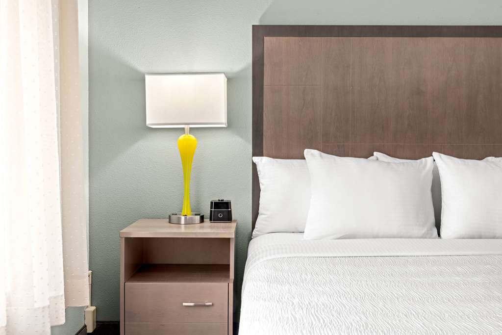 La Quinta Inn & Suites by Wyndham Newport - photo 38