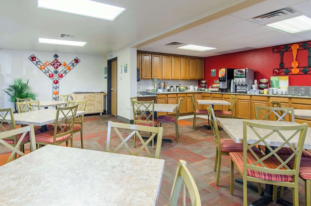 Quality Inn Junction City Near Fort Riley - photo 51