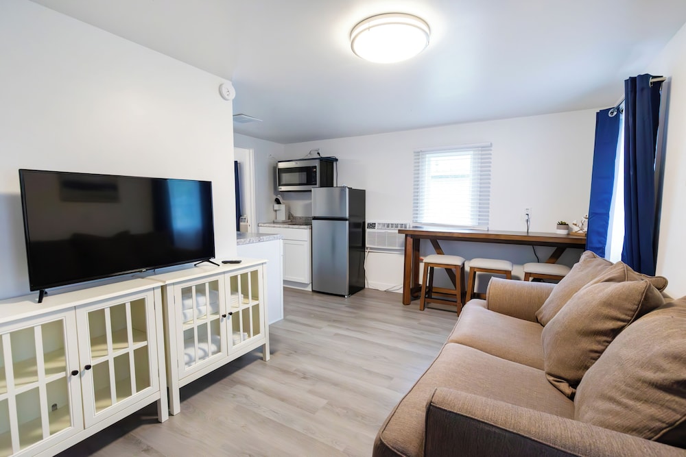 Anchor Bay Inn and Suites - photo 28