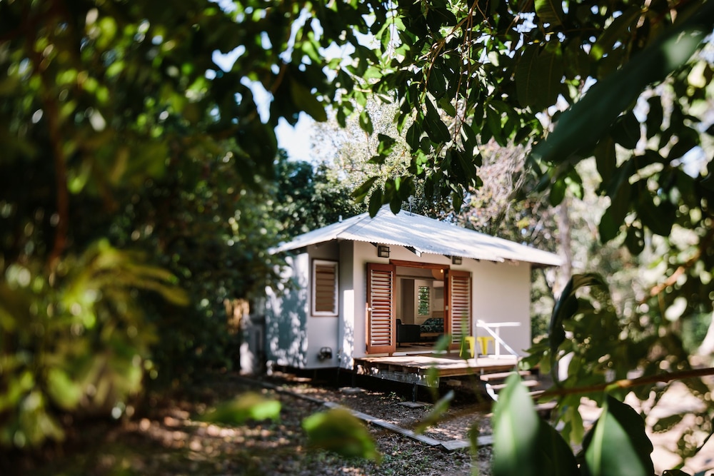 The Little Bush Hut — 4-Star Luxury Hotel in Nelly Bay, Australia