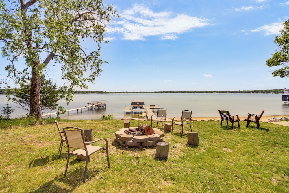 Private Beach & Dock: White Sand Lake Retreat — hotel in Baxter