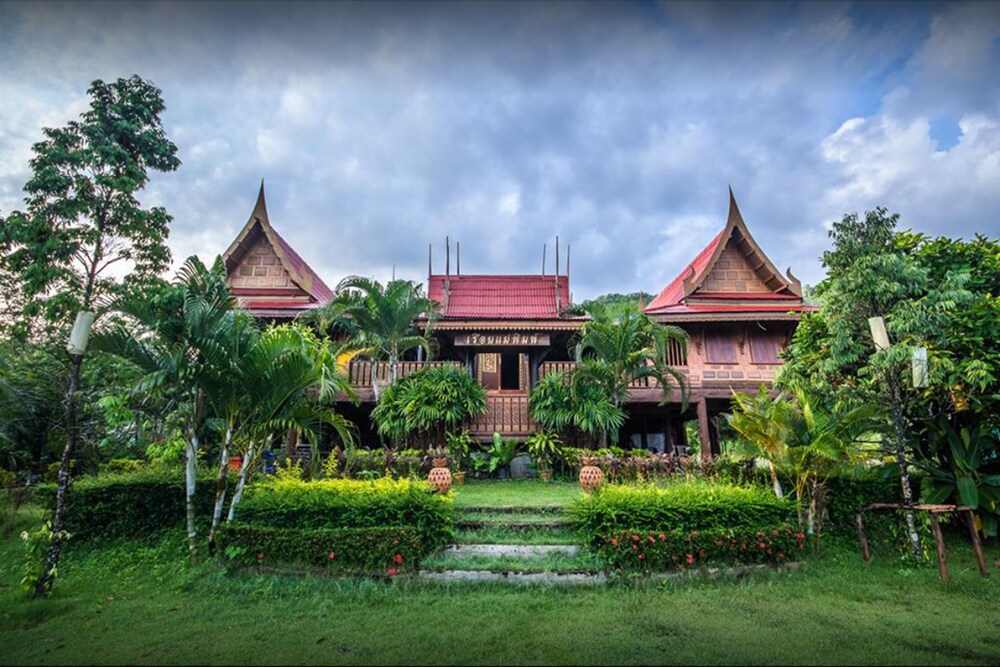 Lom Rak Resort in Suan Phueng, Thailand