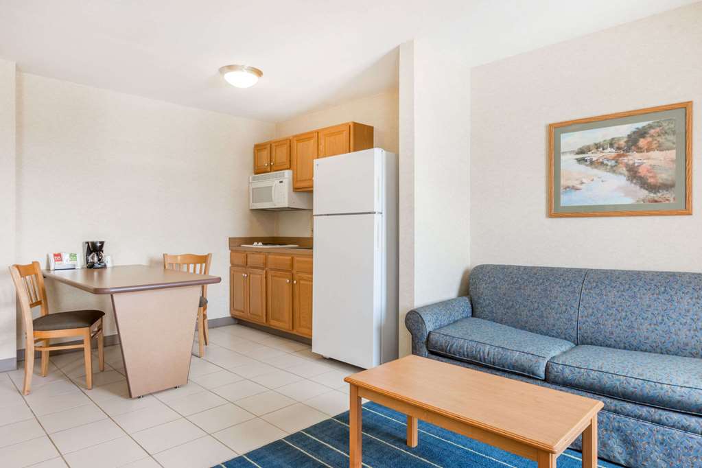 Days Inn & Suites by Wyndham Bridgeport Clarksburg - photo 11