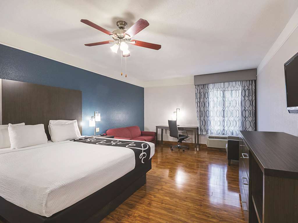 La Quinta Inn & Suites by Wyndham Kingwood Houston IAH Airpt - photo 15