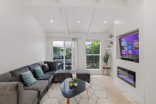 Molivu Homes 3BR NewRemodel PetFriendly Yard — 4-Star Luxury Hotel in Los Gatos, United States
