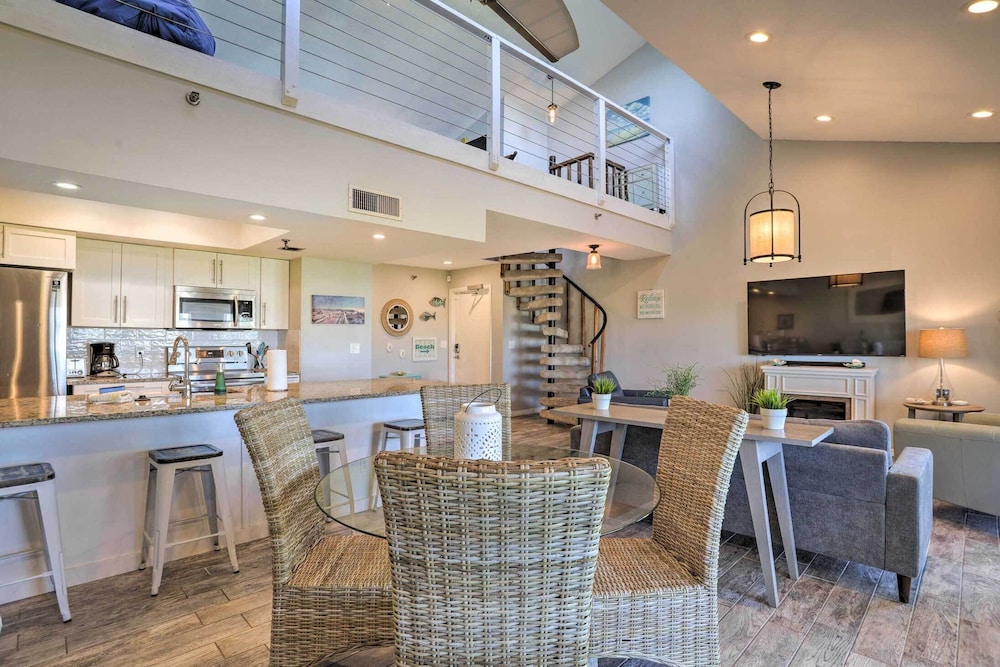Heated Pool Steps to Beach: Indian Shores Condo — 4-Star Luxury Hotel in Indian Shores, United States