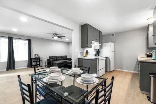 Charming Two Bedroom Sleeps 6 Close To Strip