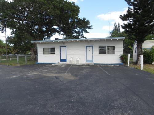 Royal Palms Motel - photo 12