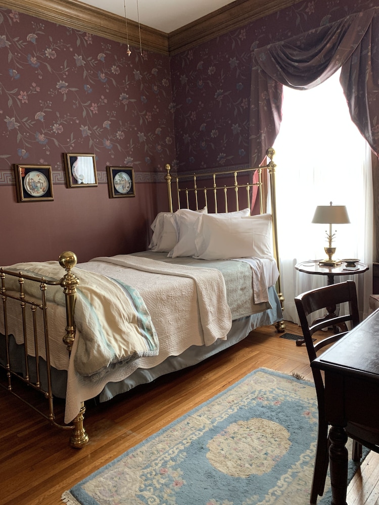 Brass Pineapple Inn - photo 24