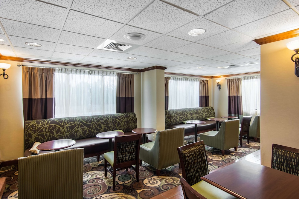 Hampton Inn South Hill - photo 6