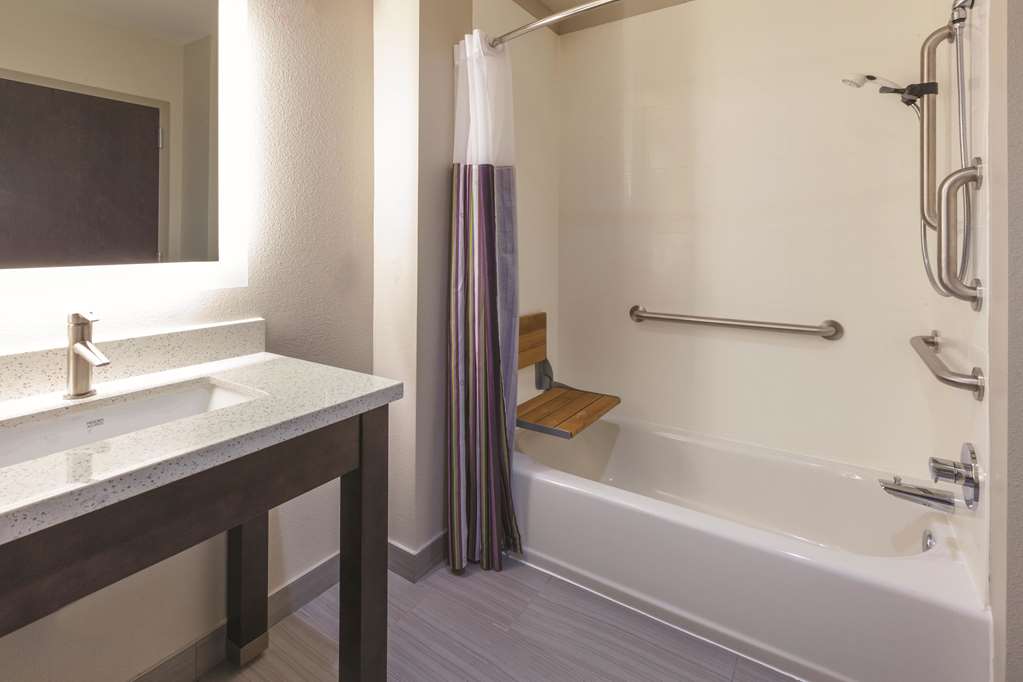 La Quinta Inn & Suites by Wyndham Terre Haute - photo 22