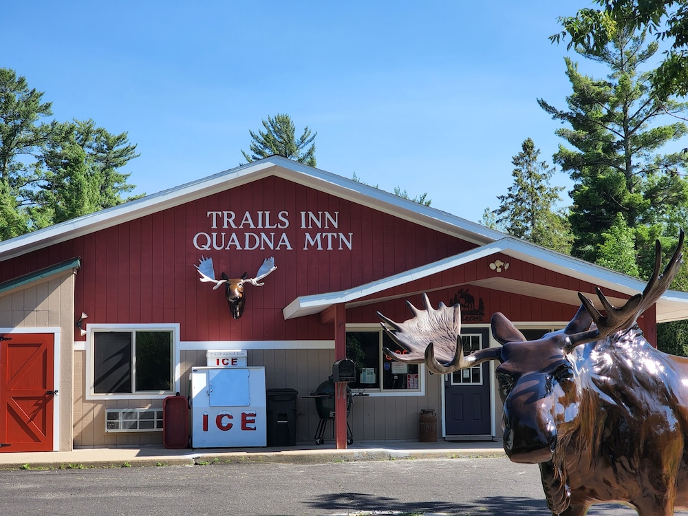 Quadna Mountain Village - carbon neutral hotel in Hill