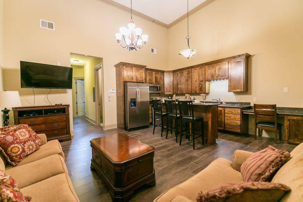 Hosteeva Baronne Street Suites - photo 32
